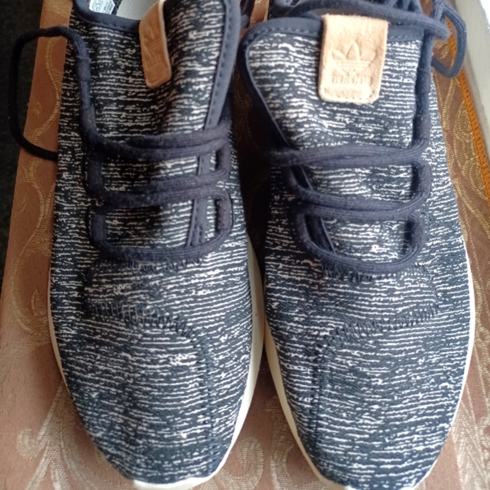 Like new - comfy Adidas cloudfoam sneakers - barely worn few times only!